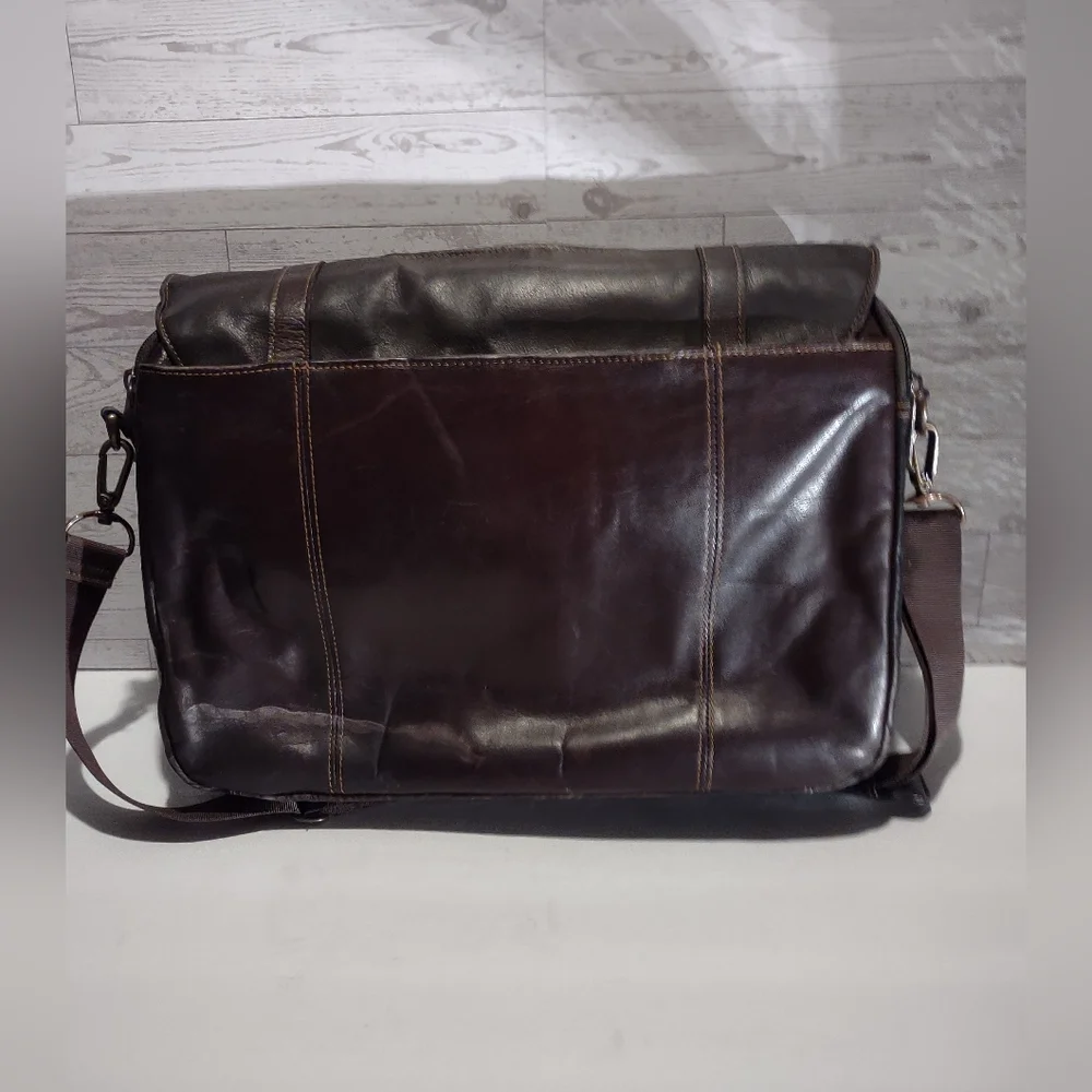 Kenneth Cole Reaction brown Colombian leather flapover messenger bag.